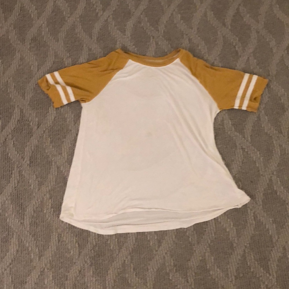 White and yellow tee
